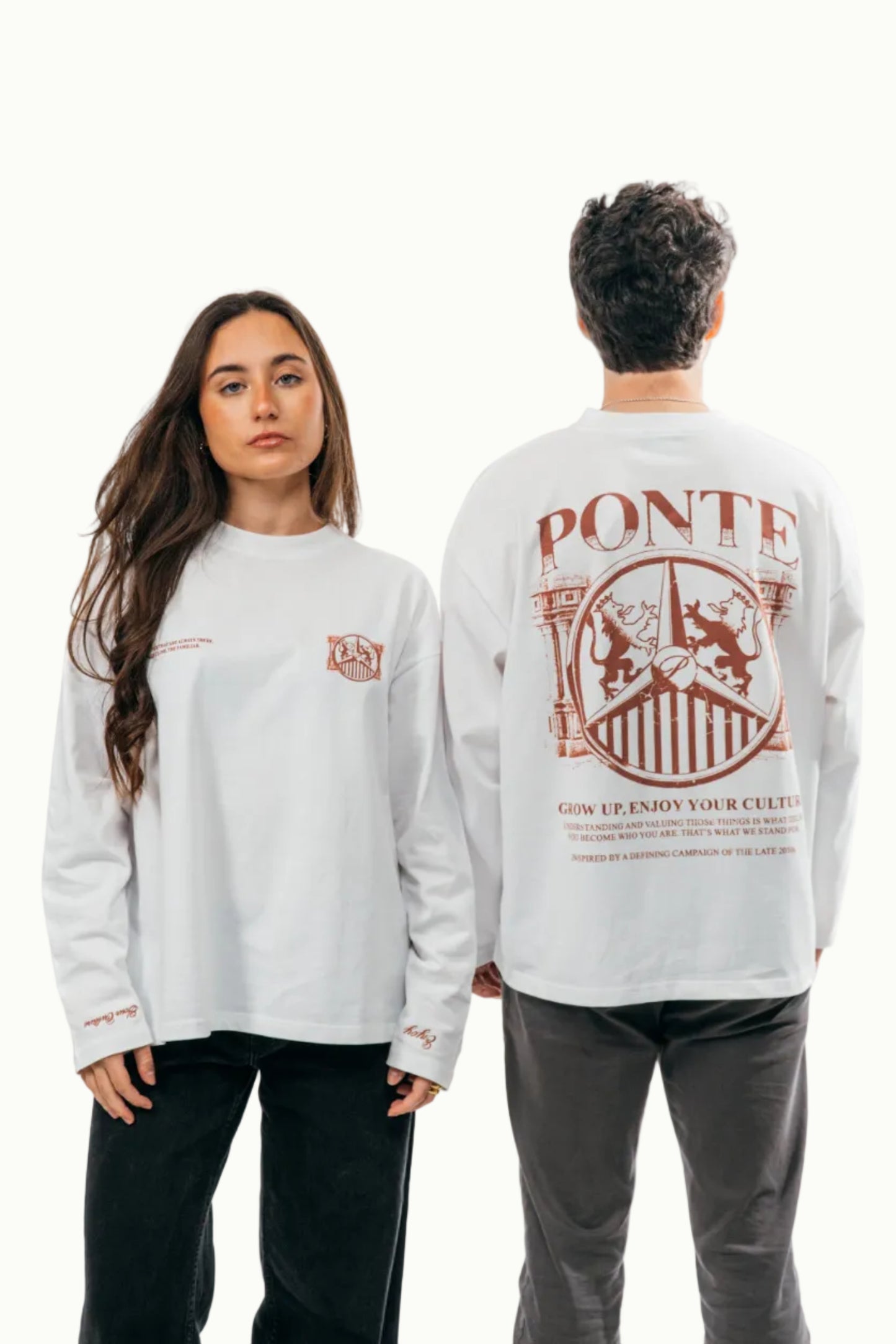 Pareja de modelos con camiseta manga larga Our Culture blanca mostrando frente con escudo y espalda con estampado PONTE terracota