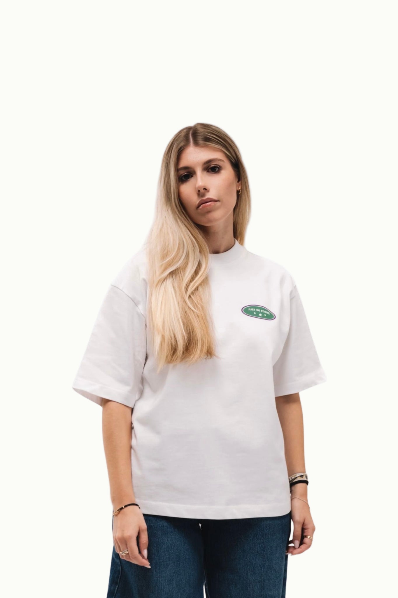 Chica con camiseta The Championships PONTE blanca de frente y logo oval verde en el pecho