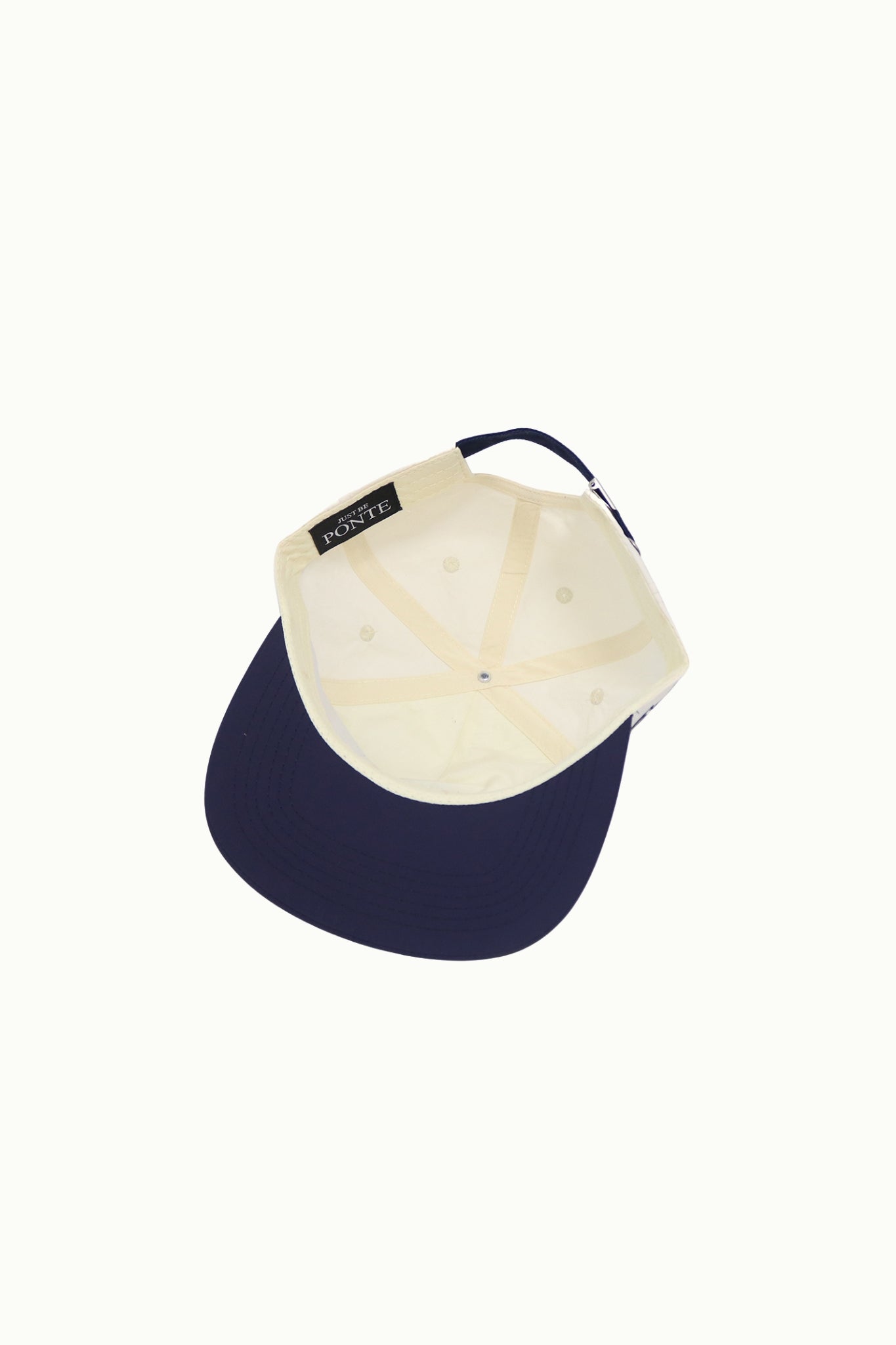 Gorra TEE Point de golf, detalle del interior crudo con etiqueta PONTE y visera azul marino