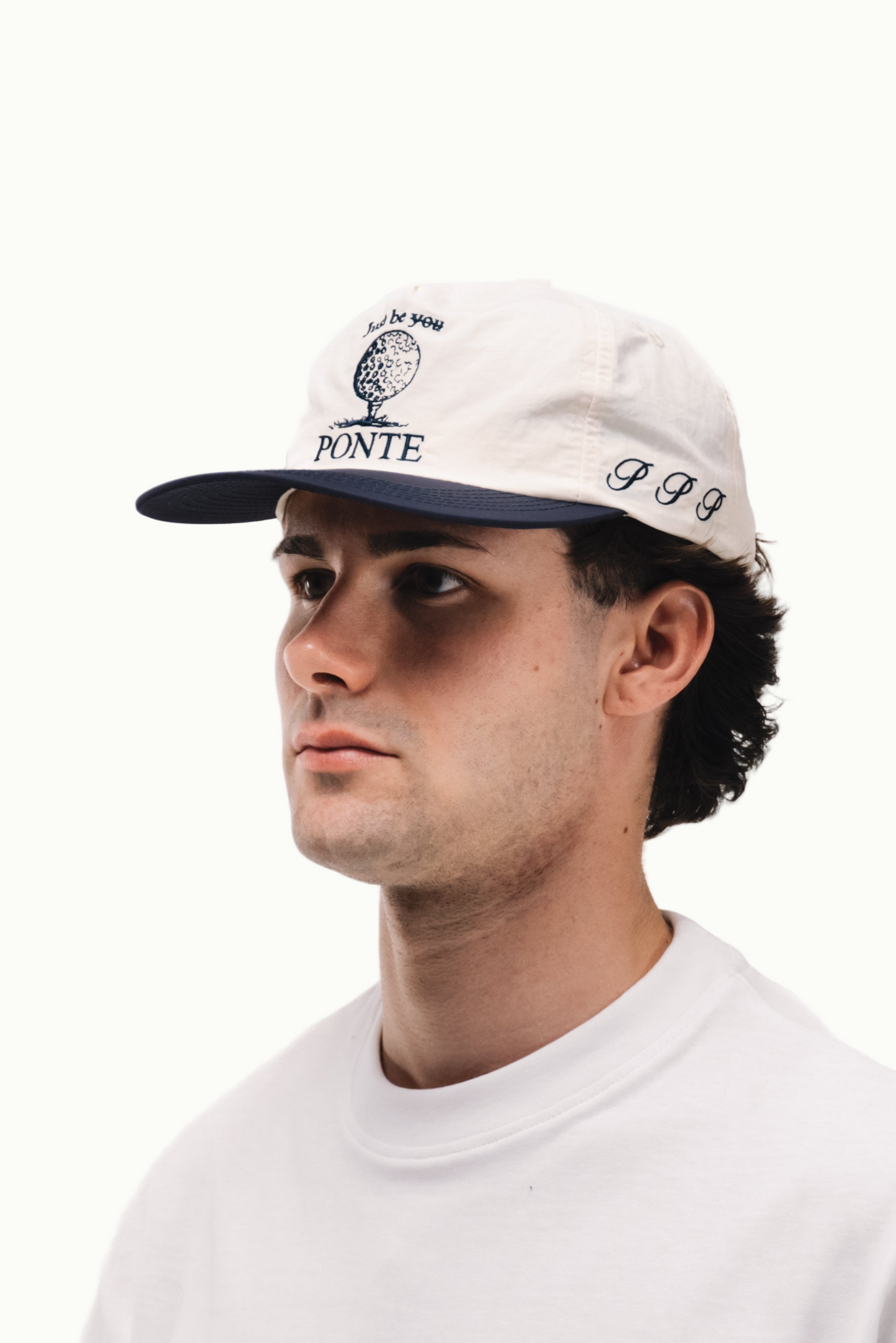 Chico con gorra TEE Point de golf crudo, visera azul marino y gráfico de bola