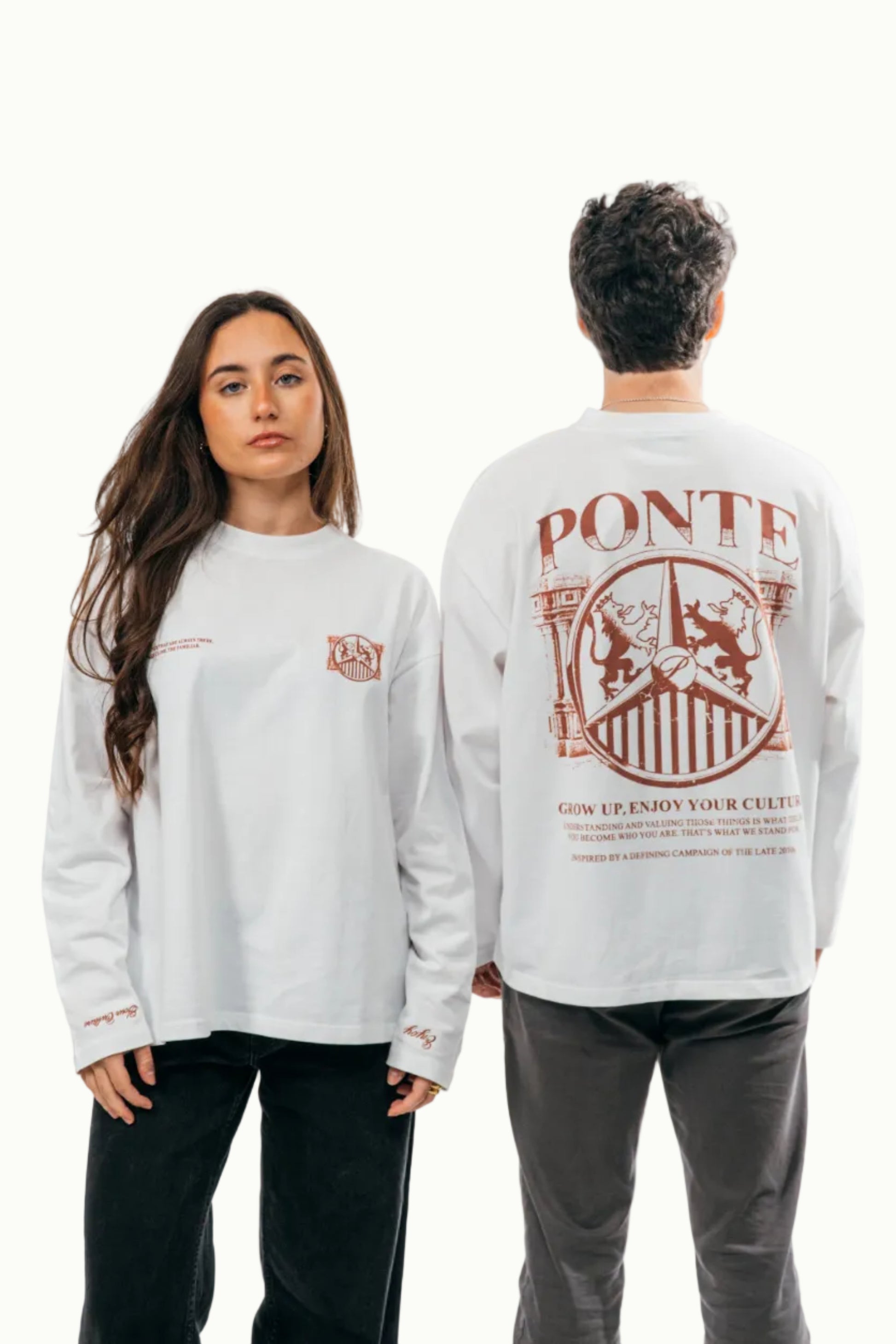 Pareja de modelos con camiseta manga larga Our Culture blanca mostrando frente con escudo y espalda con estampado PONTE terracota