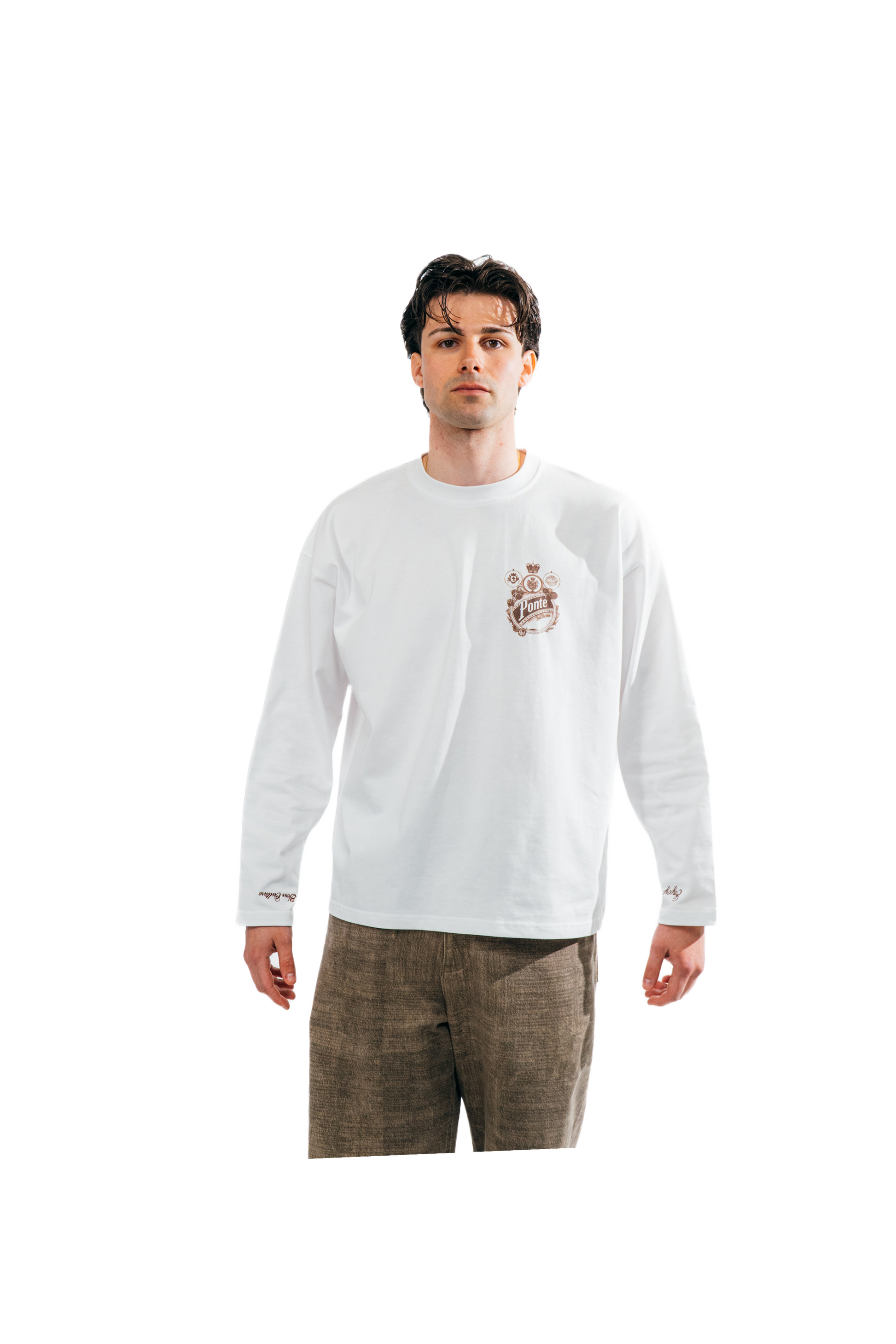 Chico de frente con camiseta manga larga Our Heritage blanca y escudo Ponte marrón