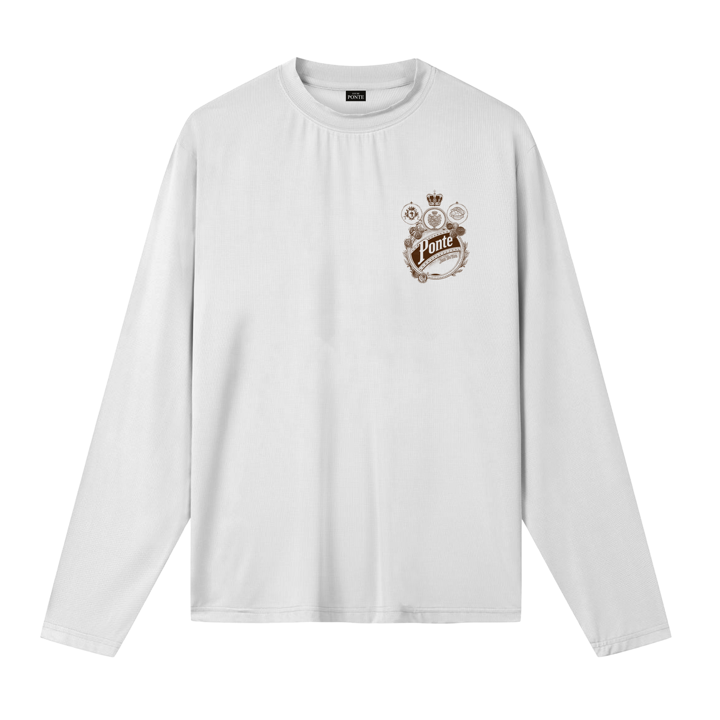 Camiseta manga larga Our Heritage blanca vista frontal con pequeño escudo Ponte marrón en el pecho