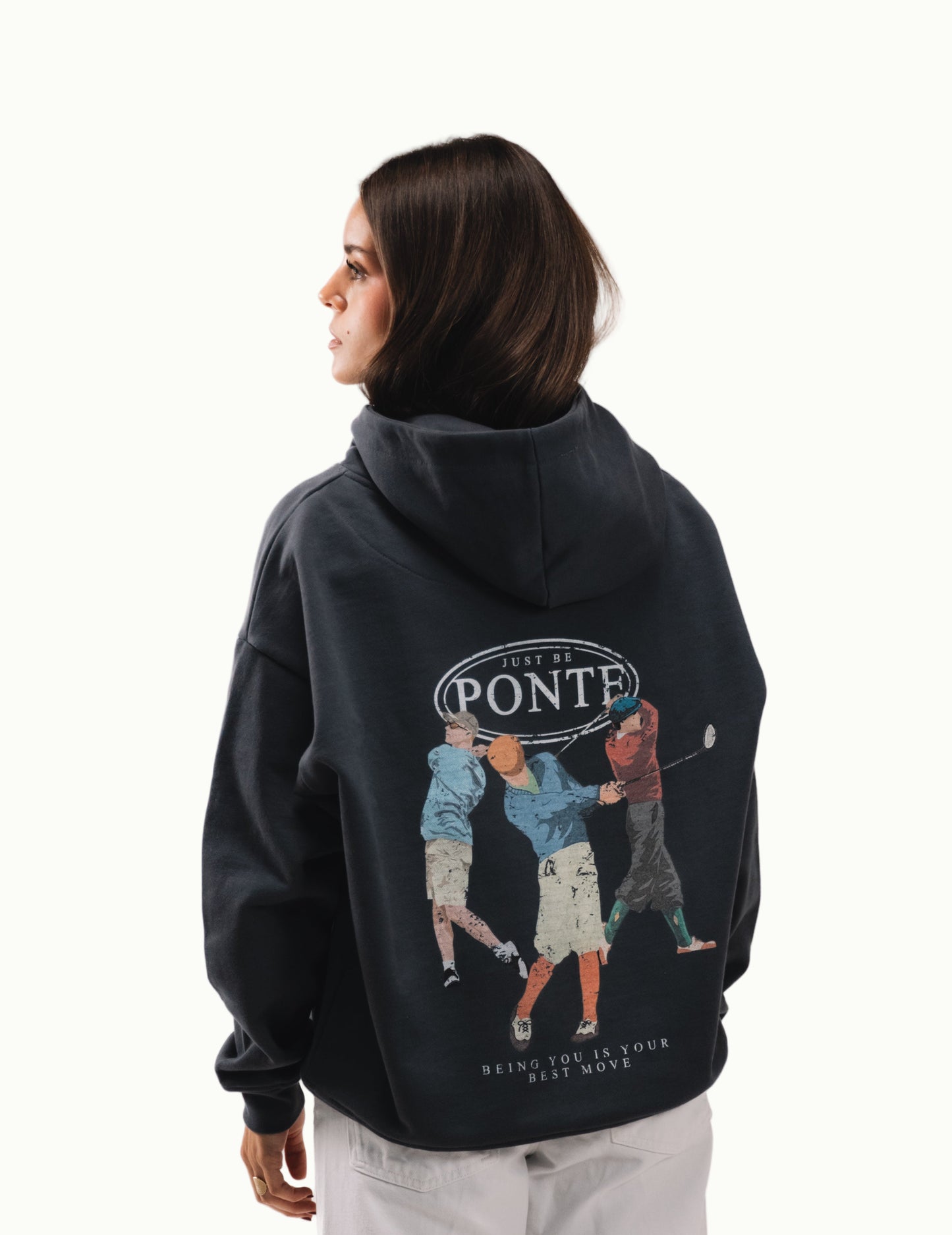 Sudadera Hole In One gris carbón en modelo chica de espaldas, estampado de golfistas y PONTE