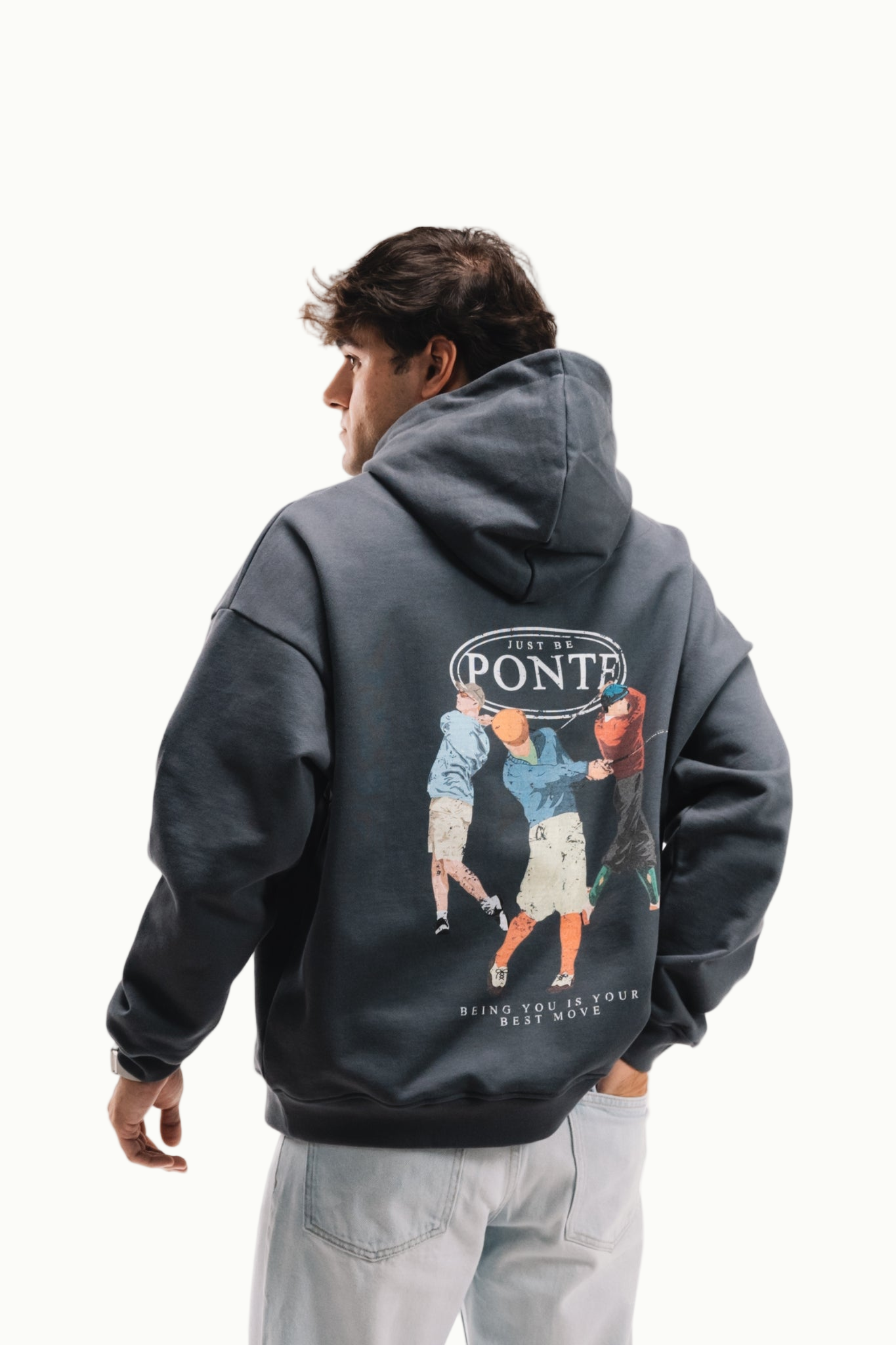Sudadera Hole In One gris carbón en modelo chico de espaldas, estampado de golfistas y PONTE