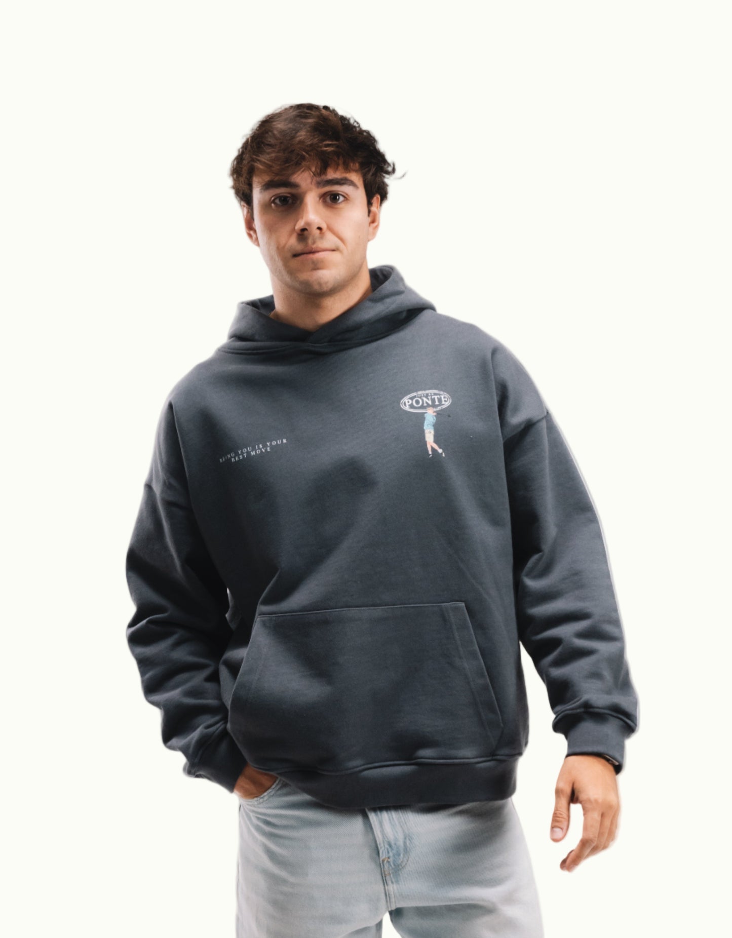 Sudadera Hole In One gris carbón en modelo chico con vaqueros claros, logo PONTE y golfista