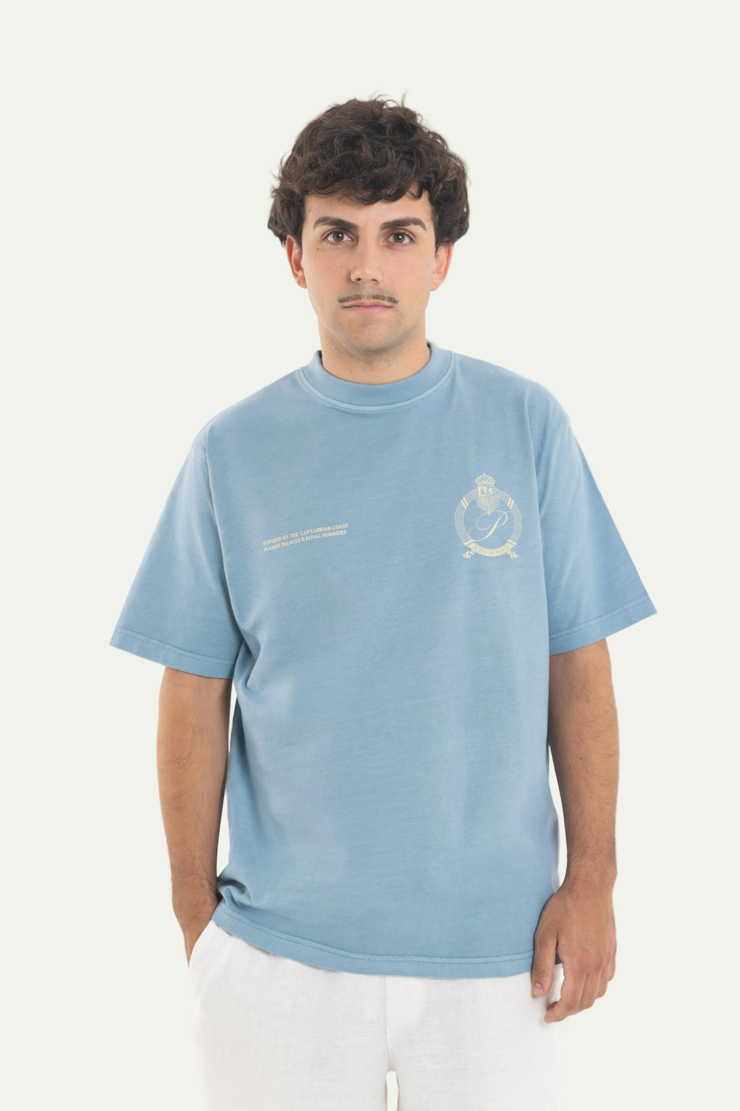 Foto de modelo con camiseta ROYAL SUMMER en estudio