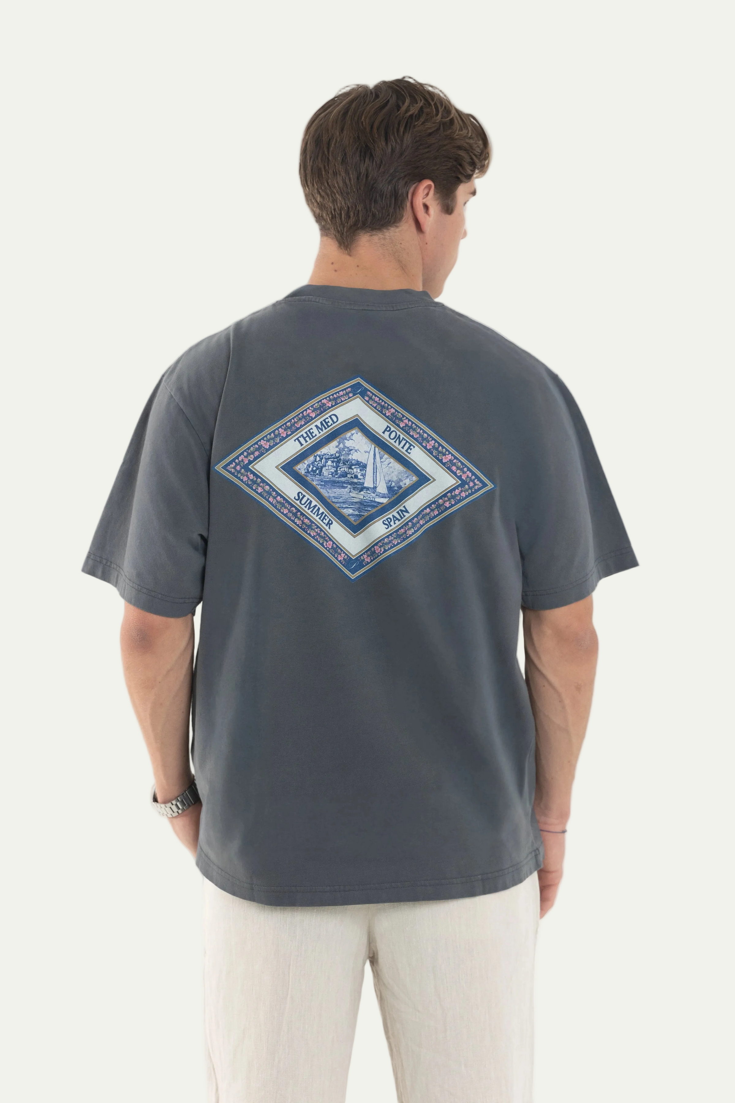 Chico de espaldas con la camiseta The Med gris carbón, detalle del logotipo diamante PONTE.